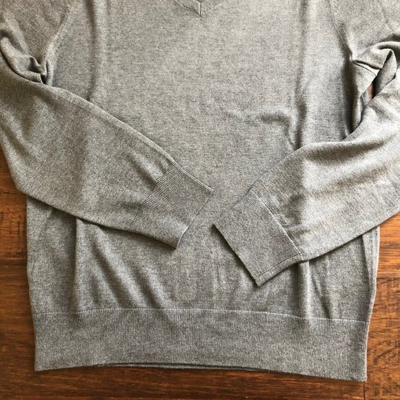 Banana Republic gray mens vneck sweater M medium - Picture 3 of 5